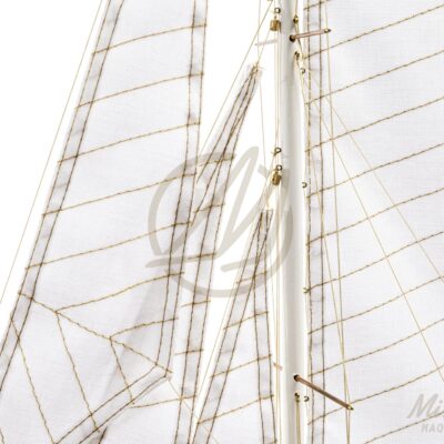 Maquette du Shamrock V en bois, yacht mythique de 1930. Une pièce élégante qui associe authenticité, décoration raffinée et héritage maritime - Voiles & Gréments