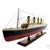 Maquette du Titanic à l’échelle 1/440ᵉ exposée sur un socle en bois, fidèle reproduction du célèbre paquebot transatlantique. Maquette assemblée, prête à exposer. Mistral Maquettes