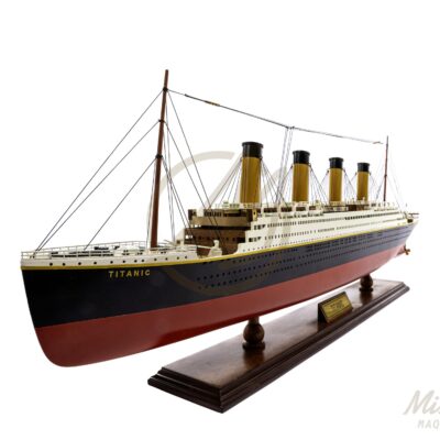 Maquette du Titanic à l’échelle 1/440ᵉ exposée sur un socle en bois, fidèle reproduction du célèbre paquebot transatlantique. Maquette assemblée, prête à exposer. Mistral Maquettes