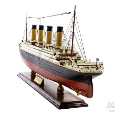 Maquette du Titanic vue de l’arrière, avec la poupe du paquebot, les hélices, le drapeau et le pont supérieur richement détaillé. Maquette assemblée, prête à exposer. Mistral Maquettes