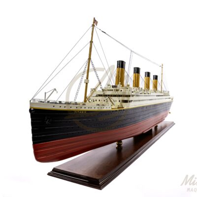 Maquette du Titanic en Série Limitée de 135 cm vue de côté, mettant en valeur ses lignes élégantes, ses cheminées emblématiques et sa coque bicolore finement peinte. Maquette assemblée, prête à exposer, finition haut de gamme signée Mistral Maquettes.