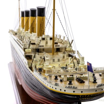 Détail de la poupe du Titanic, avec hélices en laiton, lignes tendues et pont arrière aménagé. Maquette assemblée, prête à exposer, avec finitions de qualité supérieure. Mistral Maquettes.
