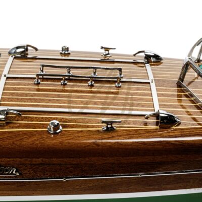 Maquette du Typhoon runabout de 1929 tri-cockpit en bois verni. 70 cm. Vue de profil maquette Typhoon 70 cm, coque fuselée et pont épuré